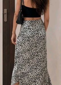 new with tag,animal print skirt