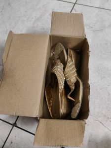 Gold party wear slippers