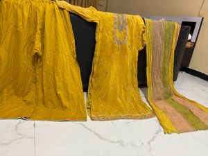 Exquisite Yellow Kurta with Intricate Embellishmen