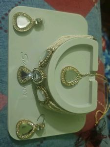 Elegant Kundan Necklace and Earrings Set