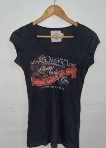 H&amp;M v neck Graphic tee in Size Medium