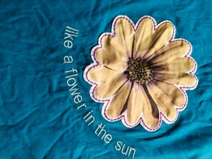 summer essentials - Tee with Flower Graphic