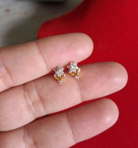 Elegant Diamond Stud Earrings gold
