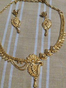 Elegant Gold Necklace &amp; Earring Set