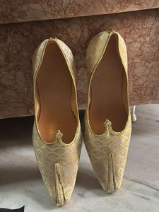 Elegant Gold Brocade Juttis
