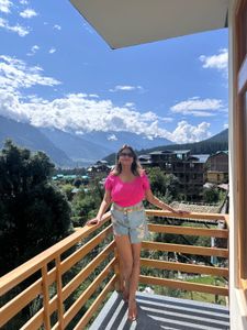 pink top
