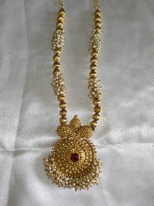 Elegant Gold Necklace with Pearls