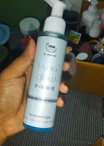 TNW Hydra Glow Face Wash