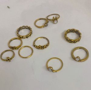 Set of 9 Vintage-Style Rings😊