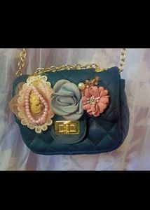 ✨.Sale💫Stylish Sling Bag For Girls With Golden Ch