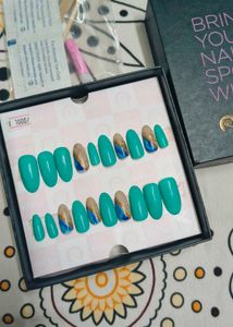 Press on nails set