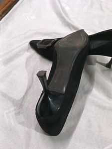 Chic Black Pointed Pumps