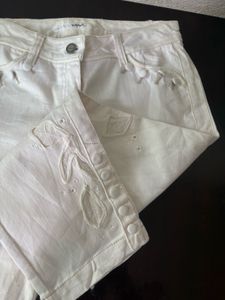 Chic 2000s White Cropped Embroidered Jeans