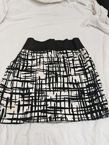 Chic Black &amp; White Patterned Mini Skirt