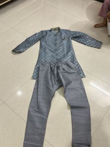 Elegant Grey Kurta with Intricate Pattern