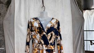 2829. Elegant Baroque Print Wrap Dress