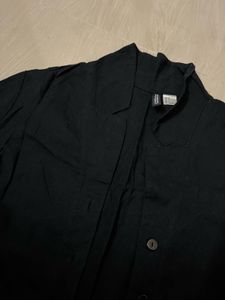 H&amp;M Black Cropped Button-Up Shirt