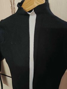 Chic Black &amp; White Striped Turtleneck Top