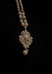 Elegant Pearl Necklace with Pendant