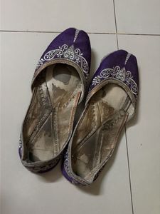 Purple Embroidered Juttis/Mojaris