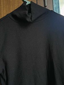 Black Ribbed Turtleneck Crop Top