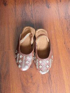 Embroidered Brown Jutti (2-4yrs)