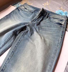 Brand new Authentic Guess Capri Jeans(28)