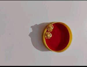 Vibrant Rose Print bedsheet and golden earring