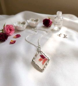 Shimmery Resin Pendant Necklace with Earrings
