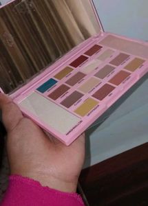 Revolution Kisu Palette