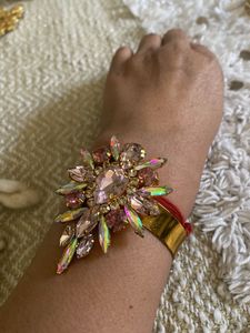 Stunning Statement handcuff