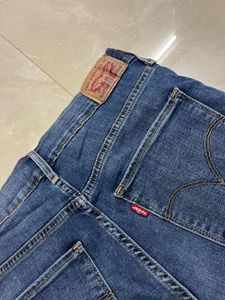 Levis Straight Fit Jeans