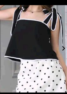 Chic Black Tie-Shoulder Crop Top💗