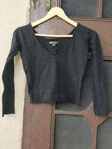 Black Long Sleeve V-Neck Cropped Top