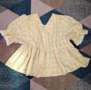 Cute yellow top