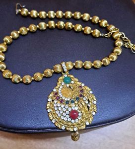 Exquisite Gold Tone Necklace with Pendant