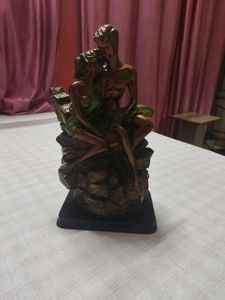 statue of couple