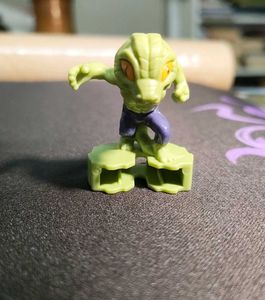 Kinderjoy lizard toy figure collectible
