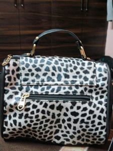 Black And White Sling Bag ❤️