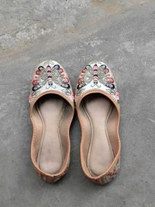 Embroidered Butterfly Juttis