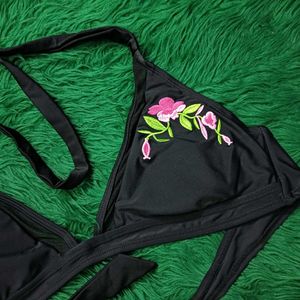 Black🎁🆕 Embroidered Floral Bikini Top