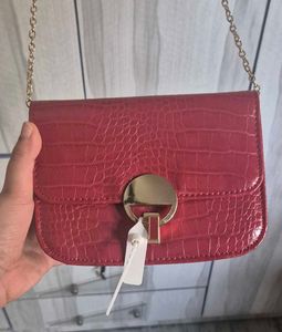 Chic Red Croc-Embossed Crossbody Bag