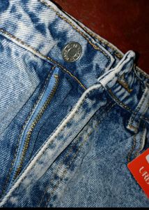Stylish Ripped Light Wash Jeans