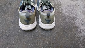 under Armour sports shoes 👟