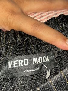 VERO MODA Black and white strips mid lenght pants