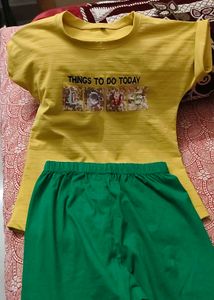 Vibrant Green leggings with T shirt