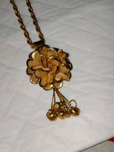 Gold Flower Pendant Necklace