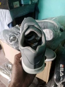 NEW NO USED SNEAKERS SHOES FOR MEN AND WOMEN.
