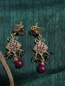 Exquisite Gold-Toned Necklace &amp; Earring Set
