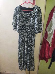 Chic Black &amp; White Floral Dress